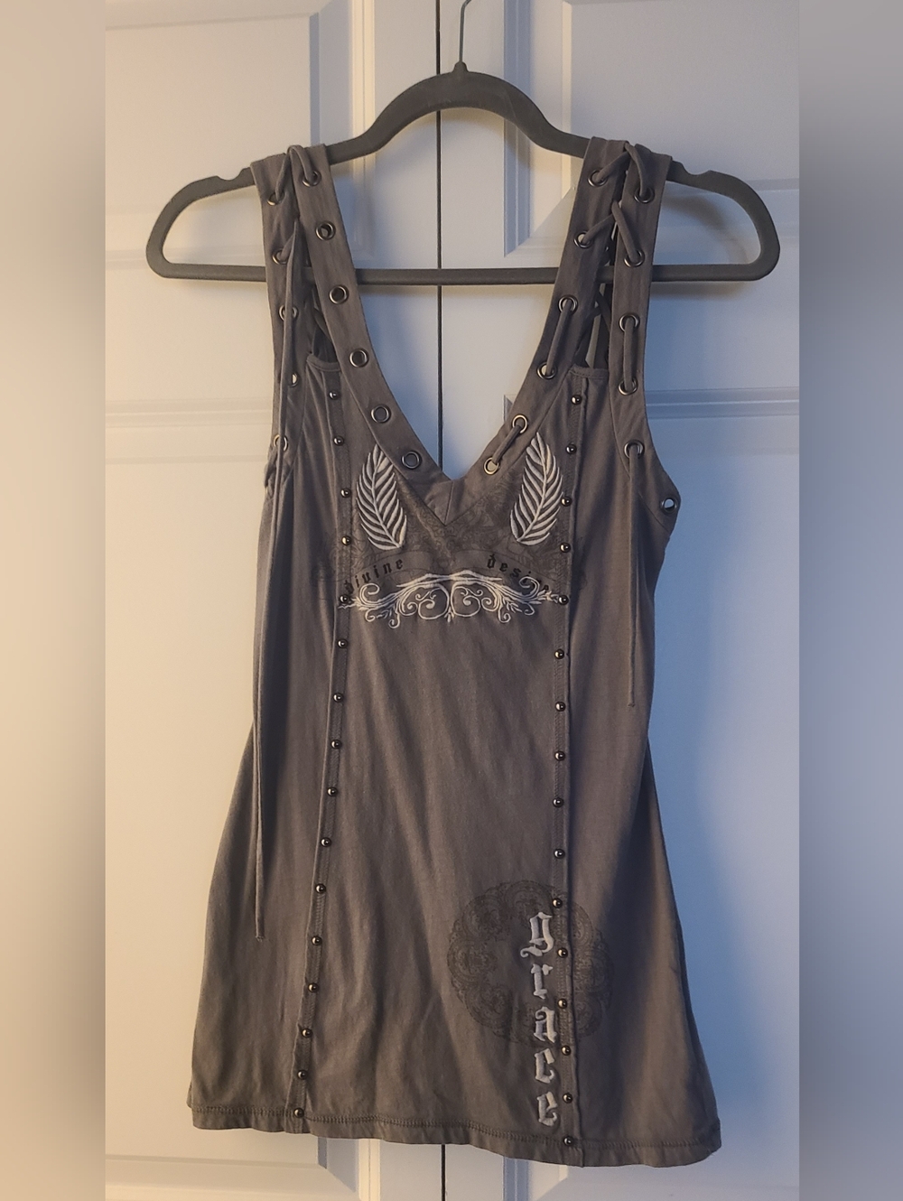 Teasure Rock Size Small Women's Gray Studded Graphic Tank Top - Picture 4 of 7